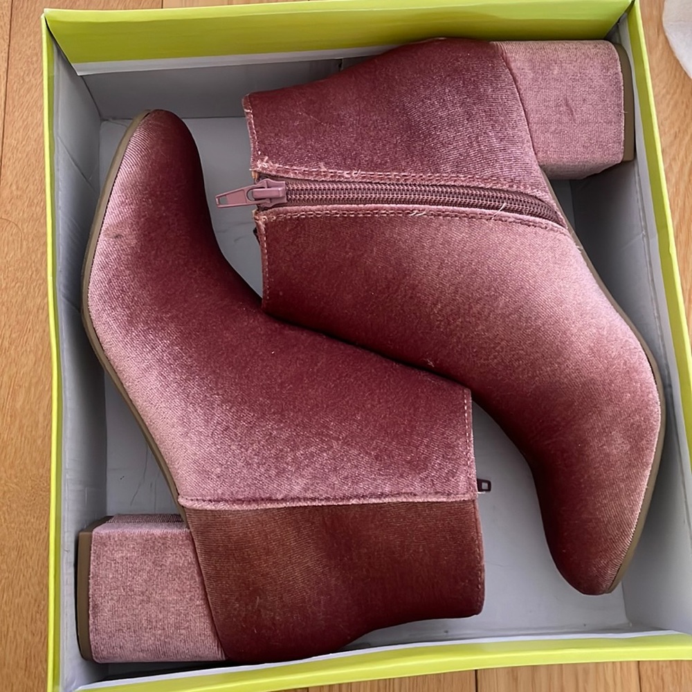 Cityclassified pink suede boots